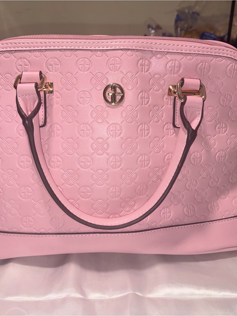 A pink dome-type handbag Giani Bernini